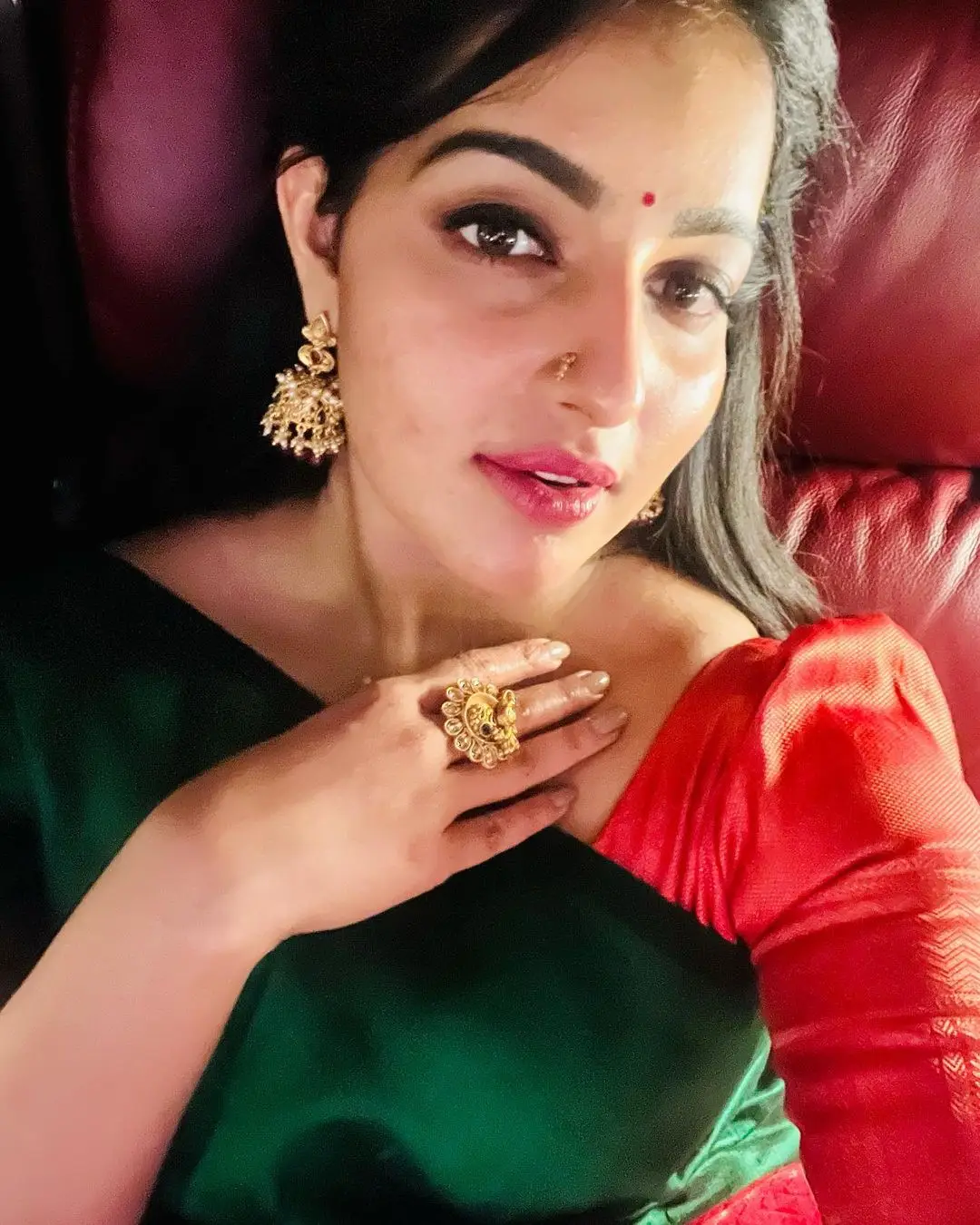 MALAYALAM GIRL MALAVIKA MENON IN GREEN SAREE RED BLOUSE